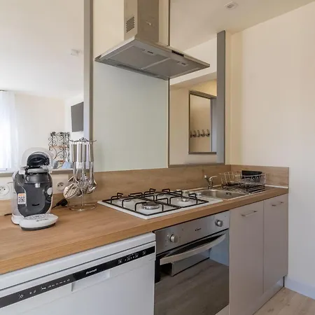 Familial Pour 8 Pers. A Aubin De Luigne - Fr-1-622-117 *