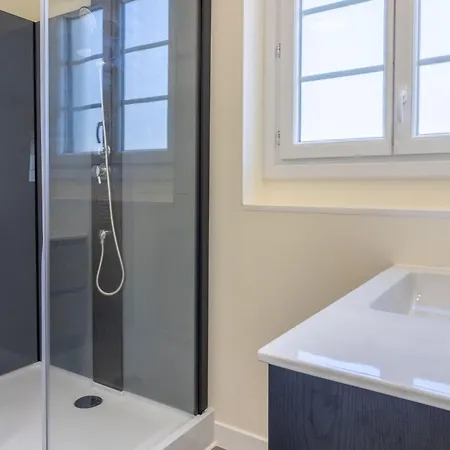 Familial Pour 8 Pers. A Aubin De Luigne - Fr-1-622-117 *